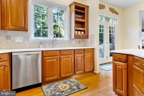 Kitchen - 22571 Forest Run Dr, Ashburn, VA 20148 photo 7 of 7