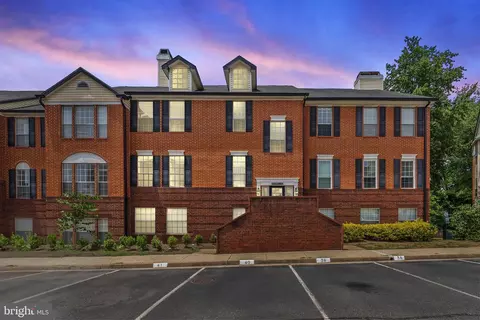 660 Gateway Dr SE #108, Leesburg, VA 20175