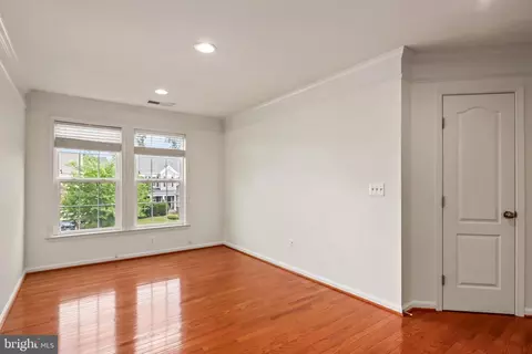 Living - 42437 Nickens Pl, Ashburn, VA 20148 photo 7 of 10
