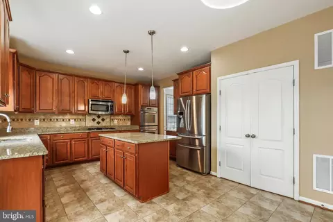Kitchen - 42437 Nickens Pl, Ashburn, VA 20148 photo 5 of 6