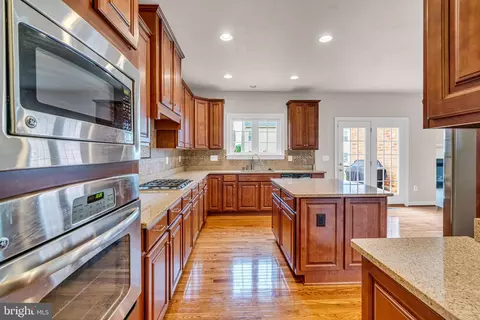 Kitchen - 42411 Pine Forest Dr, Chantilly, VA 20152 photo 3 of 6