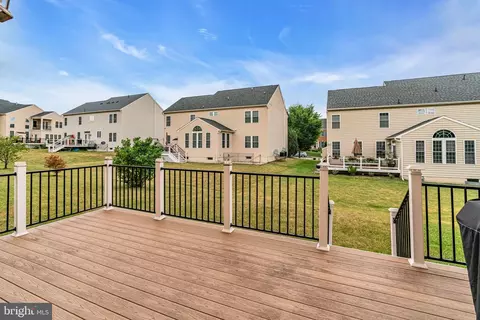 Exterior - 42411 Pine Forest Dr, Chantilly, VA 20152 photo 6 of 11