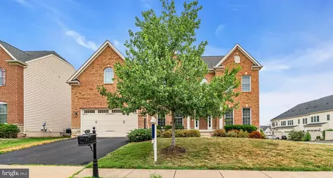 Exterior - 42411 Pine Forest Dr, Chantilly, VA 20152 photo 5 of 11