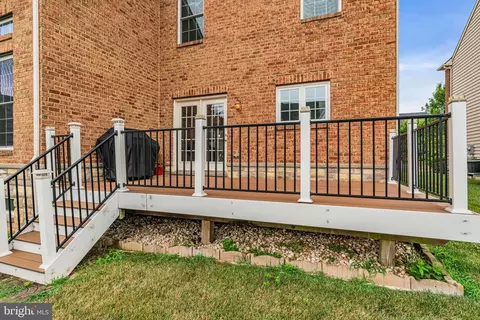 Exterior - 42411 Pine Forest Dr, Chantilly, VA 20152 photo 8 of 11