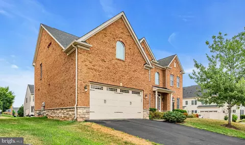 Exterior - 42411 Pine Forest Dr, Chantilly, VA 20152 photo 11 of 11