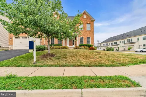Exterior - 42411 Pine Forest Dr, Chantilly, VA 20152 photo 2 of 11