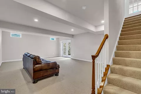Living - 42411 Pine Forest Dr, Chantilly, VA 20152 photo 3 of 10