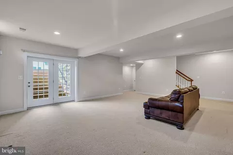 Living - 42411 Pine Forest Dr, Chantilly, VA 20152 photo 2 of 10