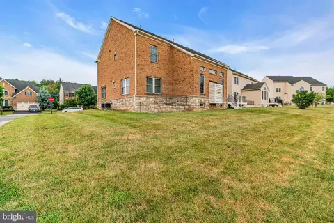 Exterior - 42411 Pine Forest Dr, Chantilly, VA 20152 photo 9 of 11