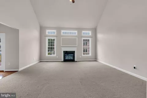 Living - 42411 Pine Forest Dr, Chantilly, VA 20152 photo 6 of 10