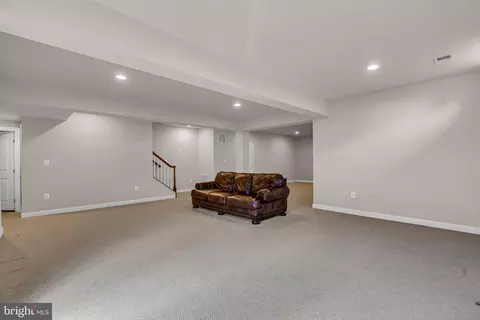 Living - 42411 Pine Forest Dr, Chantilly, VA 20152 photo 4 of 10