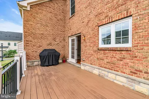 Exterior - 42411 Pine Forest Dr, Chantilly, VA 20152 photo 7 of 11