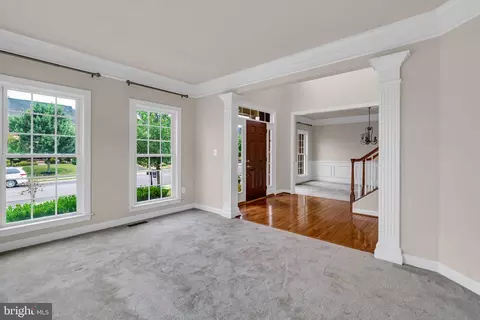 Living - 42411 Pine Forest Dr, Chantilly, VA 20152 photo 9 of 10