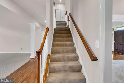Entry Way - 42411 Pine Forest Dr, Chantilly, VA 20152 photo 3 of 25