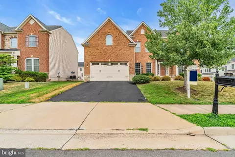 Exterior - 42411 Pine Forest Dr, Chantilly, VA 20152 photo 4 of 11