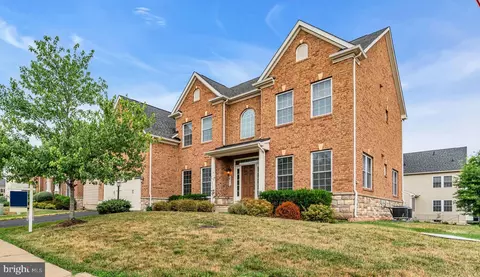 42411 Pine Forest Dr, Chantilly, VA 20152