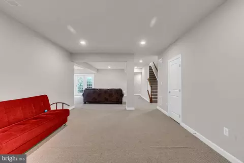 Living - 42411 Pine Forest Dr, Chantilly, VA 20152 photo 5 of 10