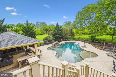 Exterior - 41334 Raspberry Dr, Leesburg, VA 20176 photo 3 of 19