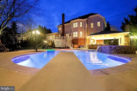 Exterior - 41334 Raspberry Dr, Leesburg, VA 20176 photo 4 of 19