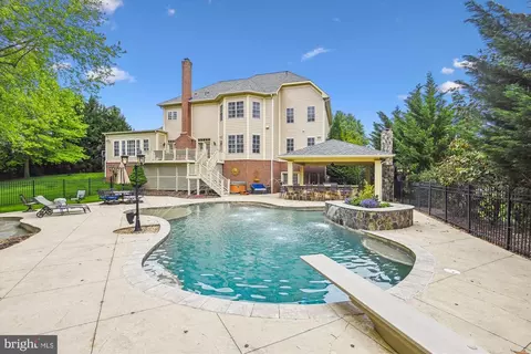 Exterior - 41334 Raspberry Dr, Leesburg, VA 20176 photo 7 of 19