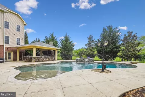 Exterior - 41334 Raspberry Dr, Leesburg, VA 20176 photo 13 of 19