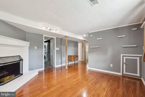 Living - 205 Chestnut Ct, Sterling, VA 20164 photo 2 of 3