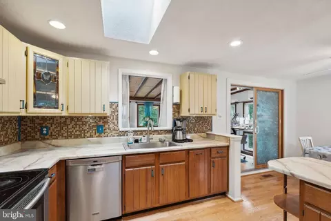 Kitchen - 205 Chestnut Ct, Sterling, VA 20164 photo 5 of 5