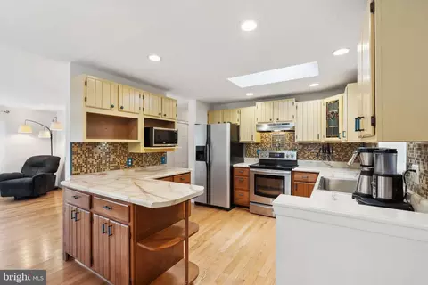 Kitchen - 205 Chestnut Ct, Sterling, VA 20164 photo 3 of 5