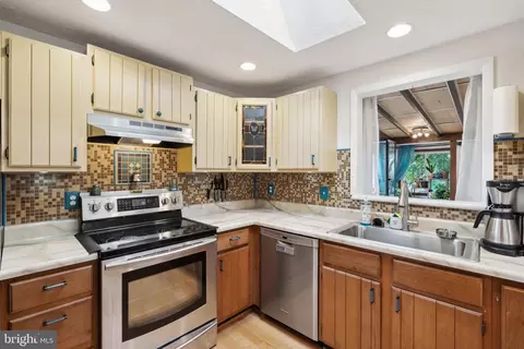 Kitchen - 205 Chestnut Ct, Sterling, VA 20164 photo 4 of 5
