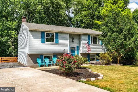 Exterior - 205 Chestnut Ct, Sterling, VA 20164 photo 2 of 8