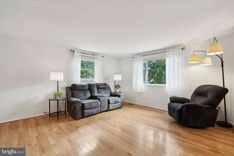 Living - 205 Chestnut Ct, Sterling, VA 20164 photo 3 of 3