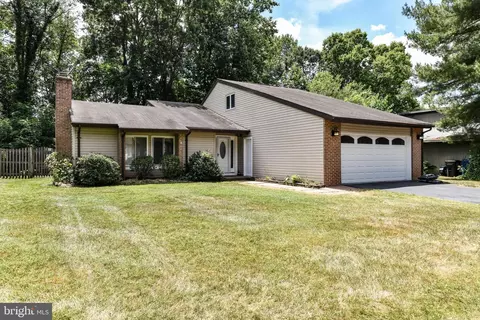 13 Crescent Ct, Sterling, VA 20164 photo 2
