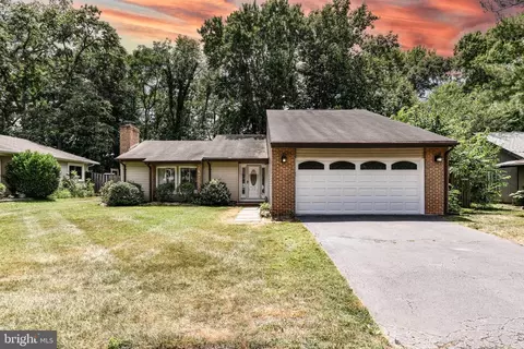 13 Crescent Ct, Sterling, VA 20164