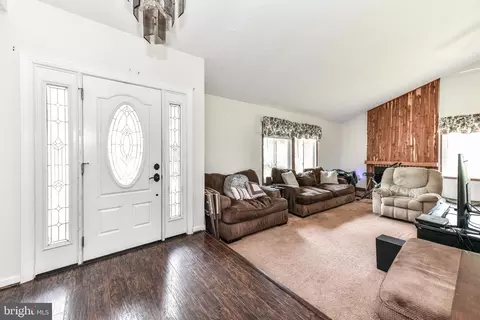 13 Crescent Ct, Sterling, VA 20164 photo 3