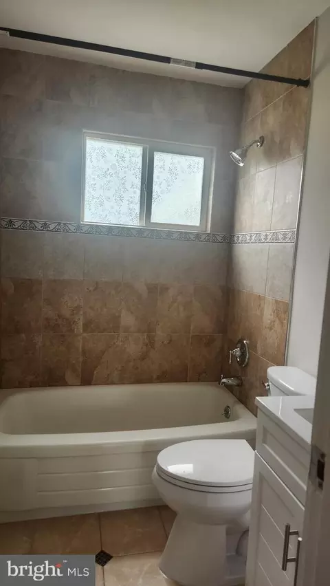 Bath - 222 W Beech Rd, Sterling, VA 20164 photo 2 of 4