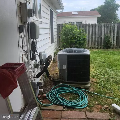 Exterior - 222 W Beech Rd, Sterling, VA 20164 photo 2 of 4