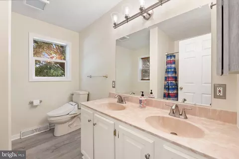 Bath - 17795 Sands Rd, Hamilton, VA 20158 photo 2 of 2
