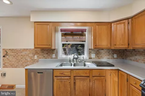 Kitchen - 17795 Sands Rd, Hamilton, VA 20158 photo 2 of 6
