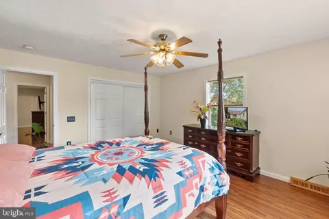 Bedroom - 17795 Sands Rd, Hamilton, VA 20158 photo 5 of 8