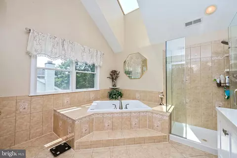 Bath - 25807 Anderby, Chantilly, VA 20152 photo 3 of 9