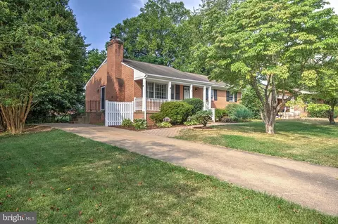 30 Hamilton Terrace Dr, Hamilton, VA 20158