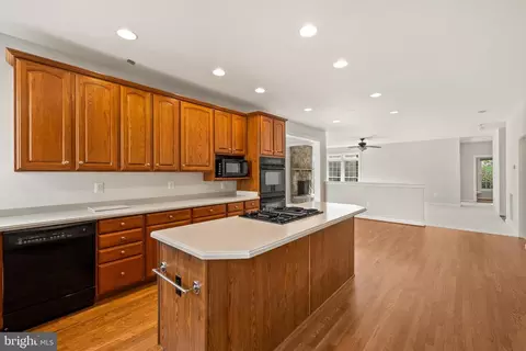Kitchen - 20740 Ashburn Station Pl, Ashburn, VA 20147 photo 6 of 8