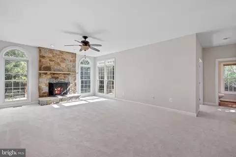 Living - 20740 Ashburn Station Pl, Ashburn, VA 20147 photo 6 of 10