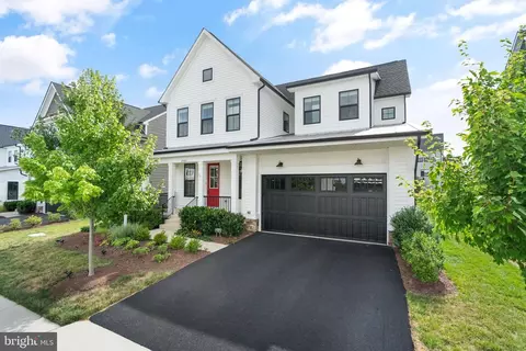 25483 Byrnes Crossing Dr, Chantilly, VA 20152