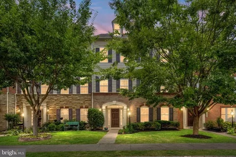 24948 Earlsford Dr, Chantilly, VA 20152