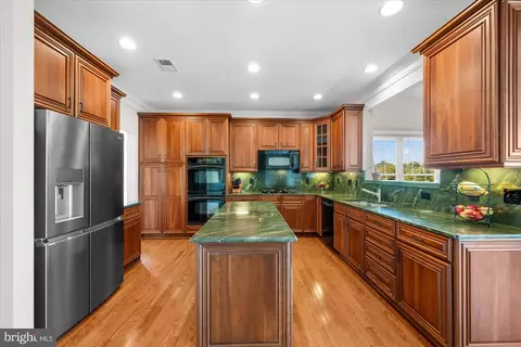 Kitchen - 20369 Medalist Dr, Ashburn, VA 20147 photo 2 of 6