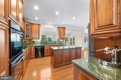 Kitchen - 20369 Medalist Dr, Ashburn, VA 20147 photo 4 of 6