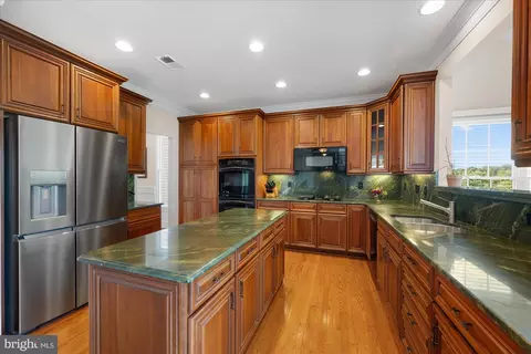 Kitchen - 20369 Medalist Dr, Ashburn, VA 20147 photo 3 of 6