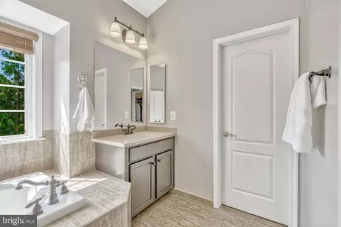 Bath - 22181 Windy Pine Ct, Broadlands, VA 20148 photo 4 of 7