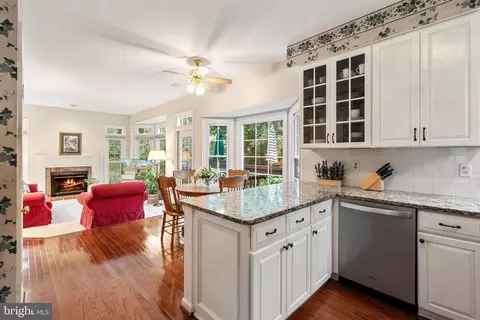 Kitchen - 43941 Reliance Ct, Ashburn, VA 20147 photo 6 of 8